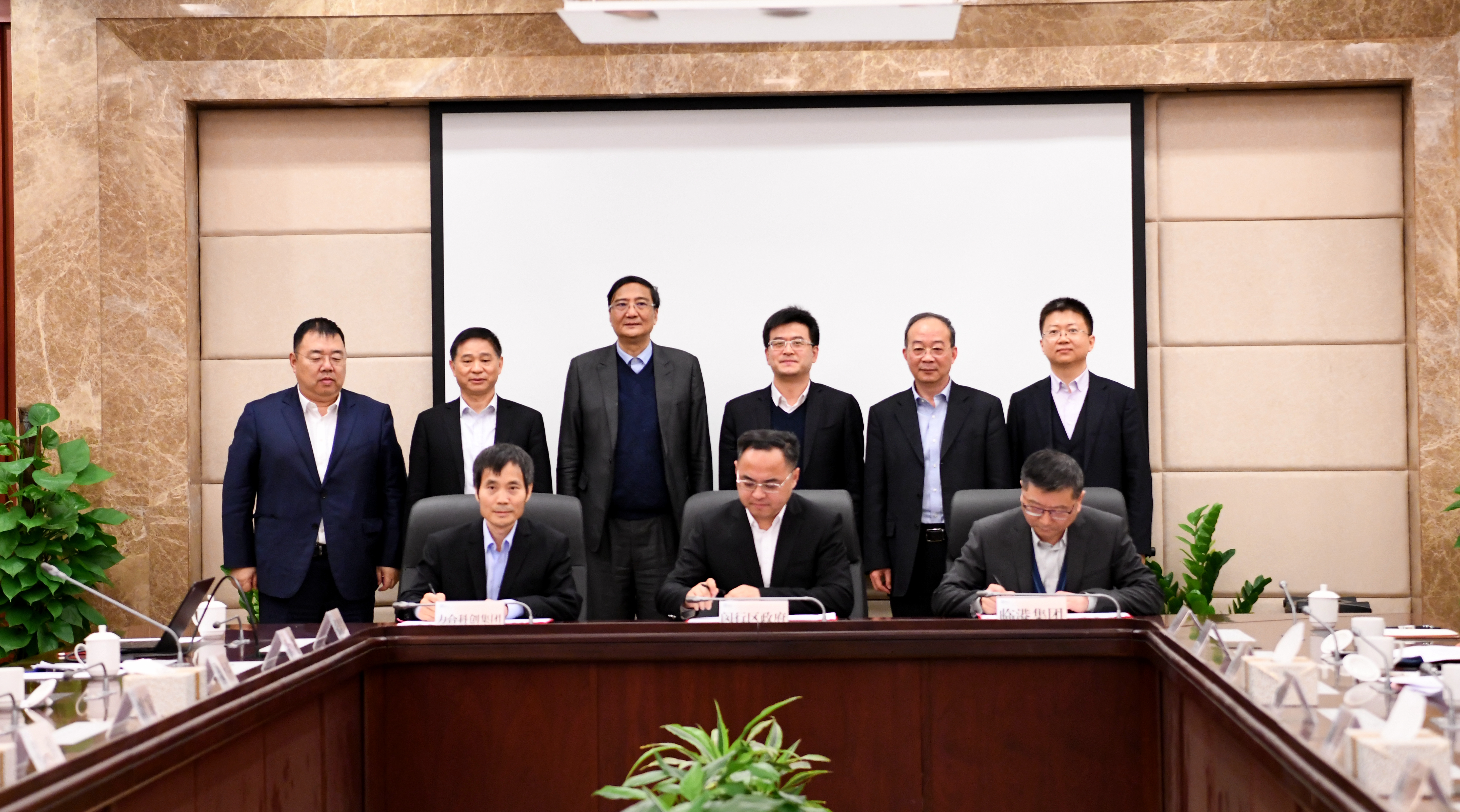 闵行区人民政府、u8国际集团、临港集团三方签约 共建“国际科技成果转移转化中心和基地”