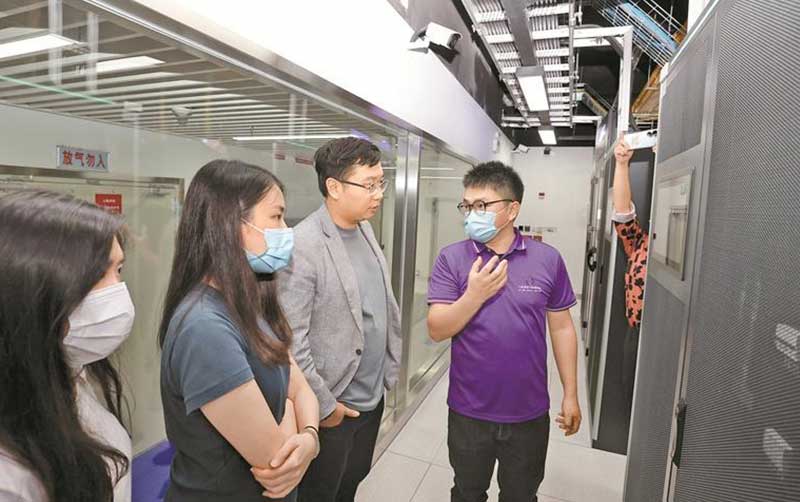 香港青年走进深圳u8国际报业大数据中心 感受深圳数字经济发展独特魅力
